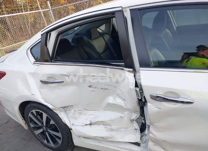 Photo 18 of 2018 Nissan Altima 2.5 SR (VIN 1N4AL3APXJC106955)