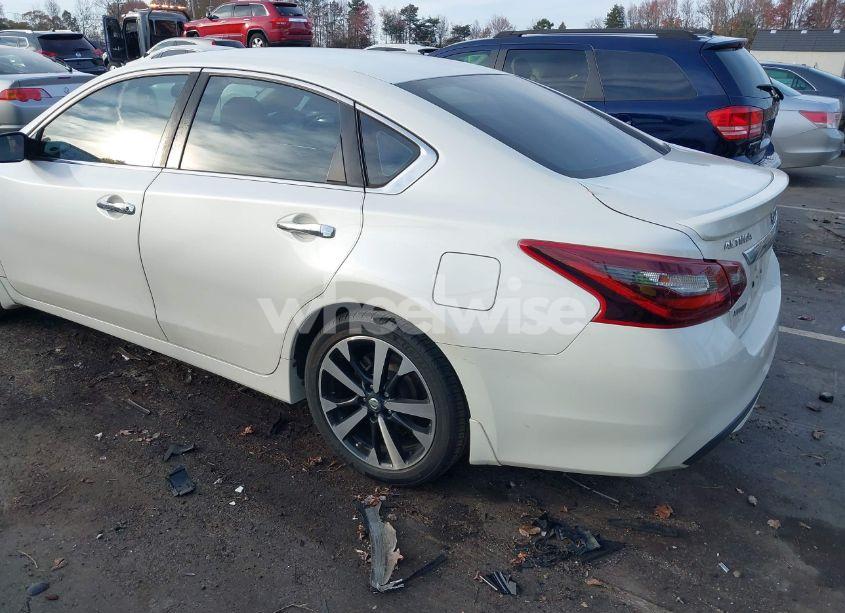 Photo 3 of 2018 Nissan Altima 2.5 SR (VIN 1N4AL3APXJC106955)