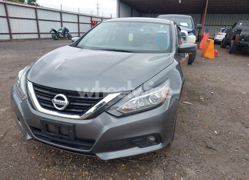 Photo 2 of 2018 Nissan Altima 2.5 SR (VIN 1N4AL3APXJC285515)