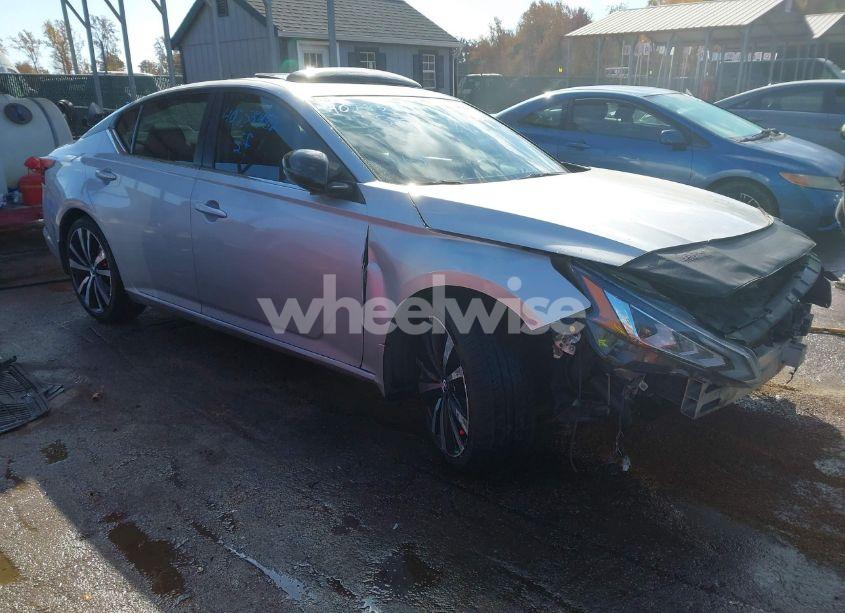 2019 Nissan Altima 2.0 SR (VIN 1N4AL4CV3KC258739) main photo