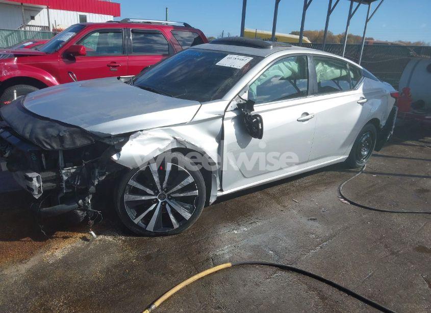 Photo 2 of 2019 Nissan Altima 2.0 SR (VIN 1N4AL4CV3KC258739)