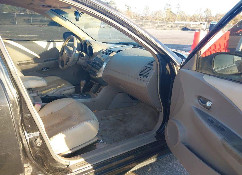 Photo 5 of 2003 Nissan Altima 3.5 SE (VIN 1N4BL11D63C108851)