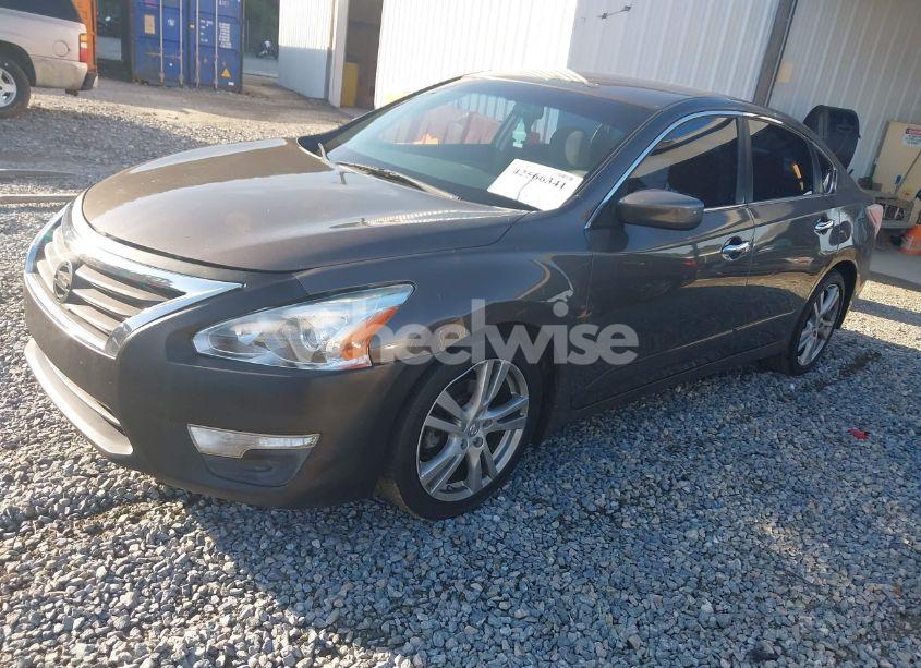 Photo 2 of 2013 Nissan Altima 3.5 S (VIN 1N4BL3AP2DC155852)