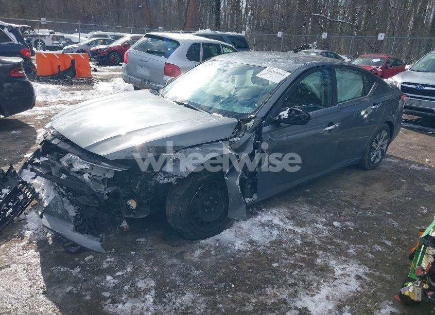 Photo 2 of 2020 Nissan Altima S FWD (VIN 1N4BL4BV1LC131608)