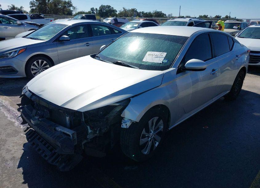 Photo 2 of 2020 Nissan Altima S FWD (VIN 1N4BL4BV3LC135191)