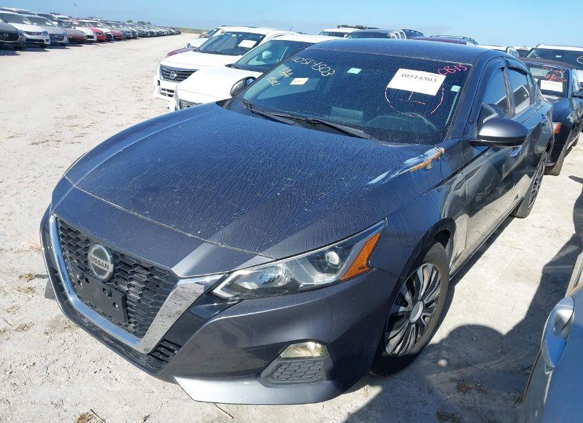 Photo 2 of 2020 Nissan Altima S FWD (VIN 1N4BL4BV3LC151973)