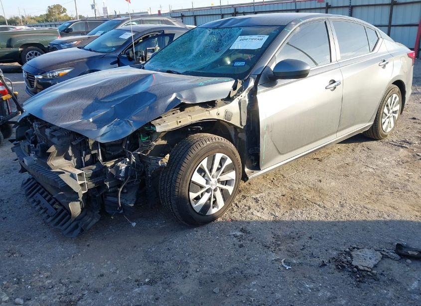 Photo 2 of 2020 Nissan Altima S FWD (VIN 1N4BL4BV3LN319910)