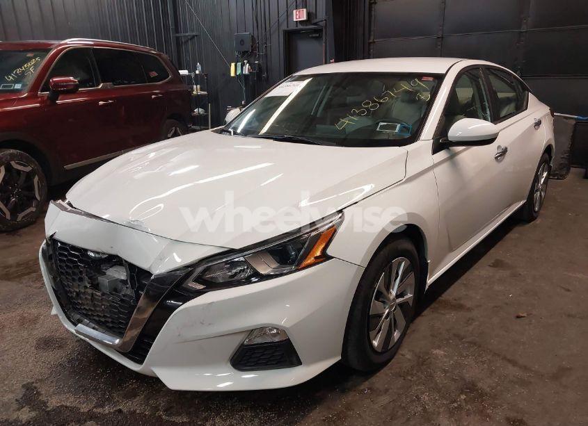 Photo 2 of 2020 Nissan Altima S FWD (VIN 1N4BL4BV4LC101809)