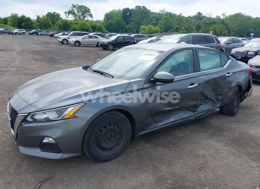 Photo 2 of 2020 Nissan Altima S FWD (VIN 1N4BL4BV4LC122918)