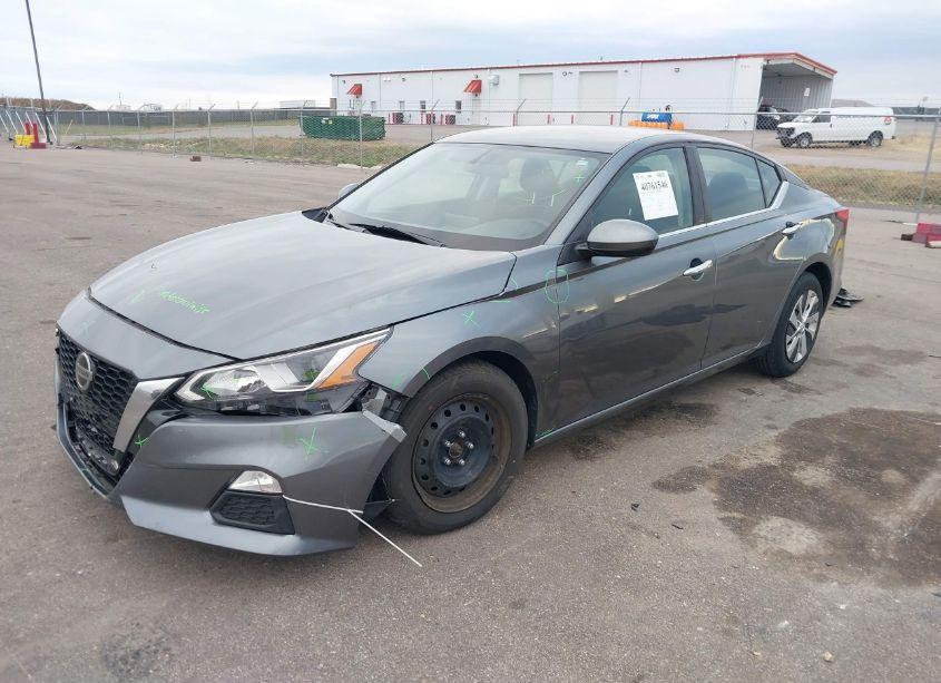 Photo 2 of 2020 Nissan Altima S FWD (VIN 1N4BL4BV4LC239978)