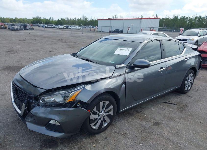 Photo 2 of 2020 Nissan Altima S FWD (VIN 1N4BL4BV4LC285553)