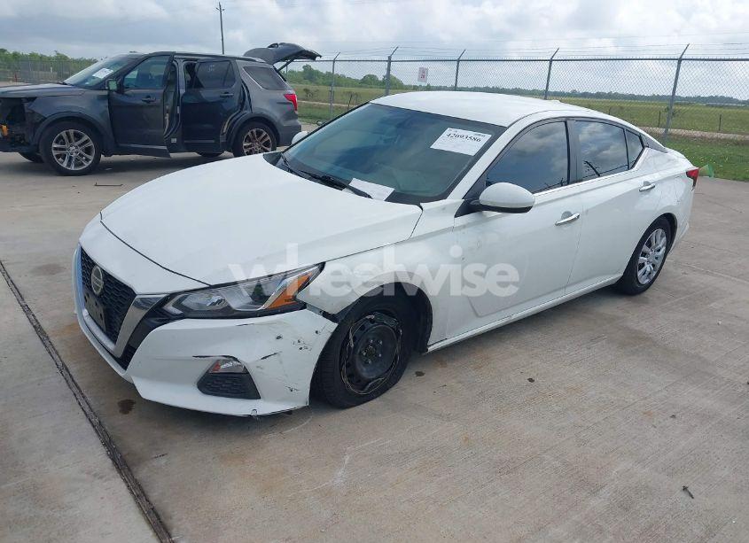 Photo 2 of 2020 Nissan Altima S FWD (VIN 1N4BL4BV6LC224513)