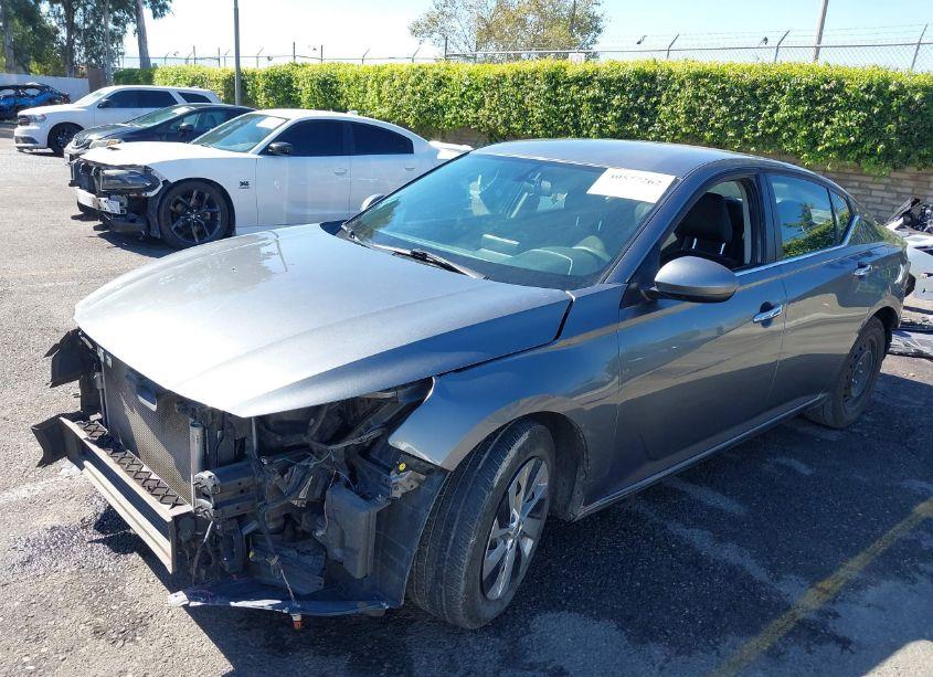 Photo 2 of 2020 Nissan Altima S FWD (VIN 1N4BL4BV7LC200169)