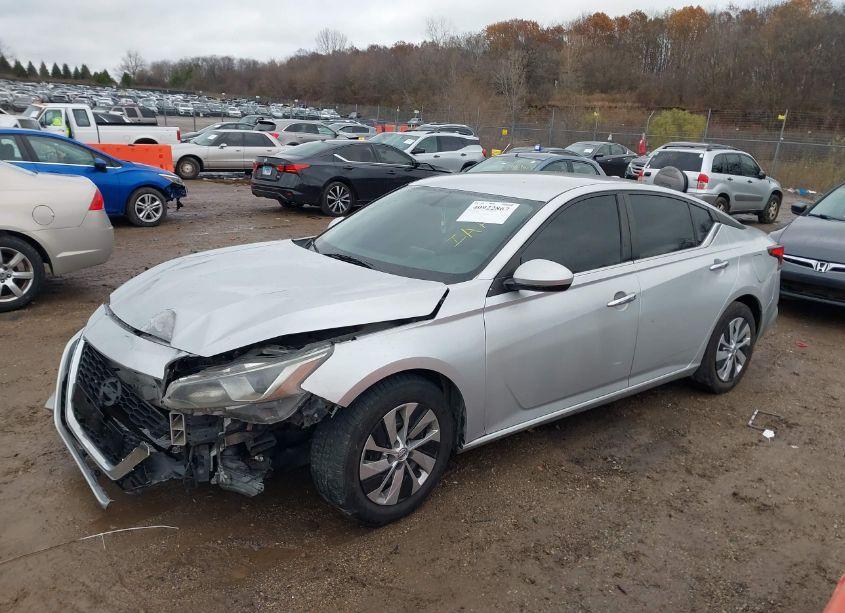 Photo 2 of 2020 Nissan Altima S FWD (VIN 1N4BL4BV9LC198747)