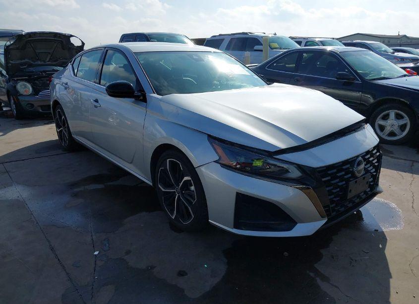 2023 Nissan Altima SR FWD (VIN 1N4BL4CV1PN370486) main photo