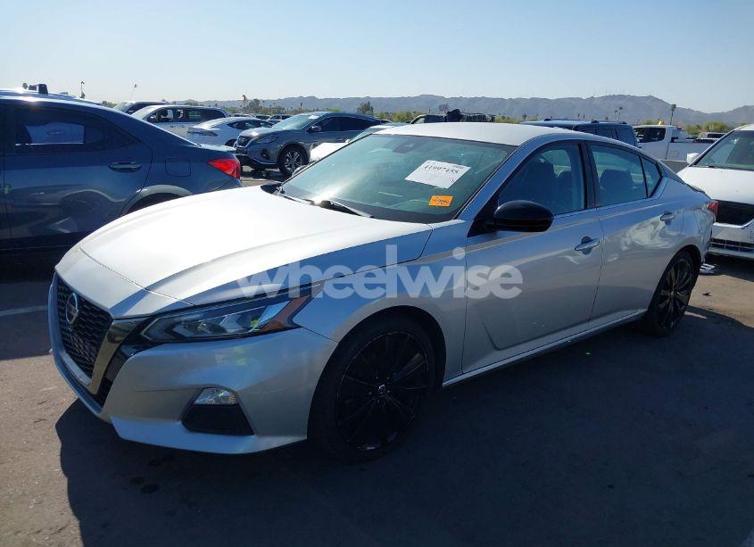 Photo 2 of 2020 Nissan Altima SR FWD (VIN 1N4BL4CV2LC233031)