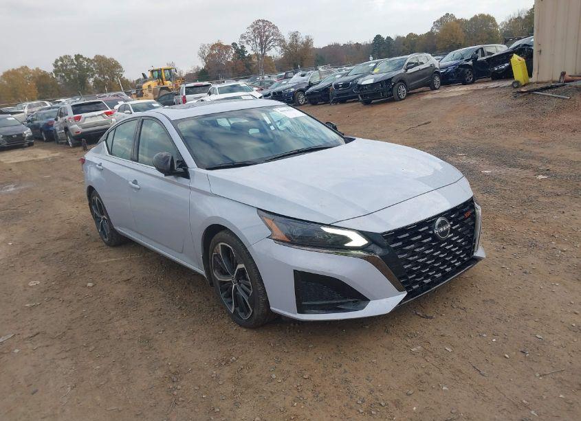 2023 Nissan Altima SR FWD (VIN 1N4BL4CV4PN381112) main photo