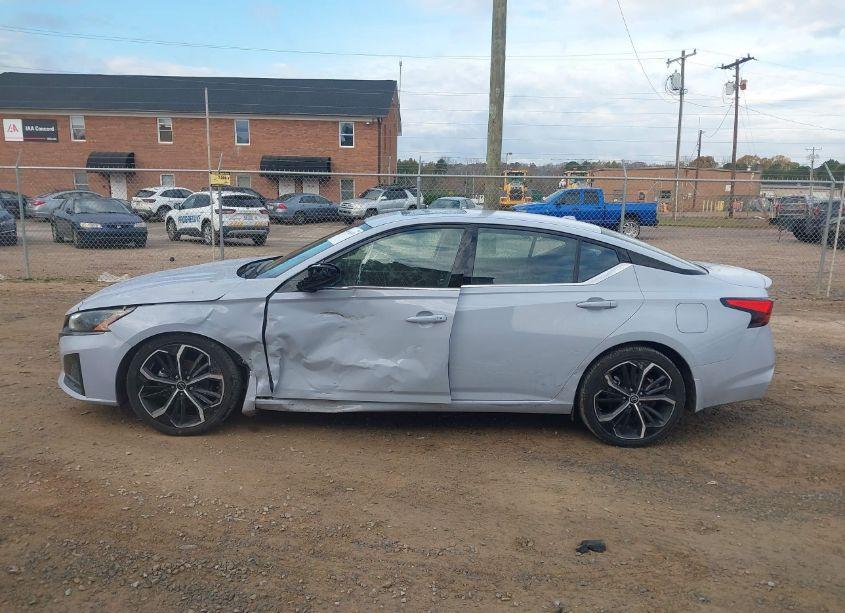 Photo 14 of 2023 Nissan Altima SR FWD (VIN 1N4BL4CV4PN381112)