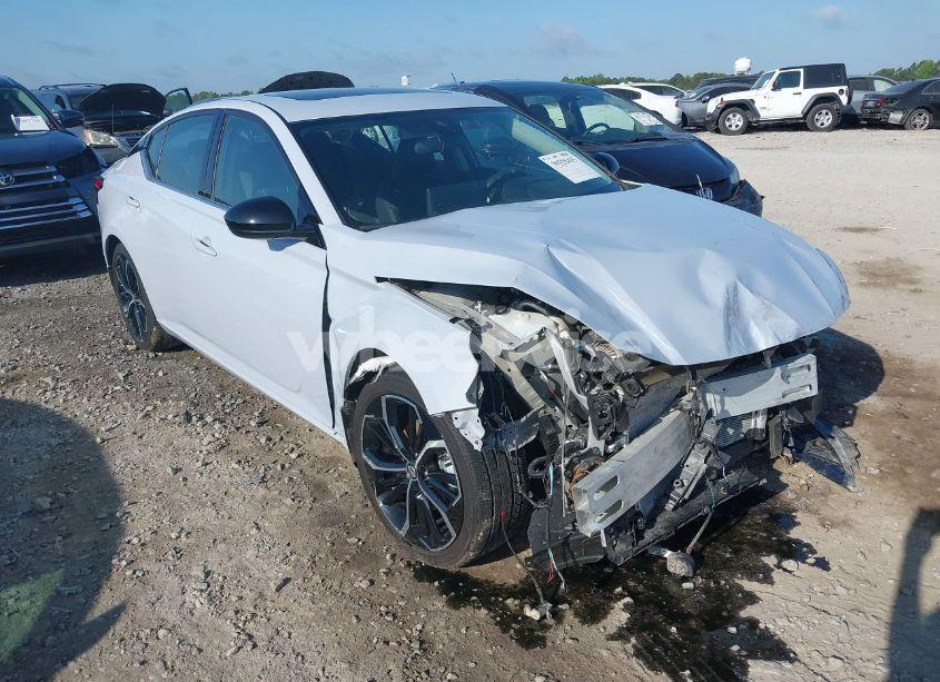 2023 Nissan Altima SR FWD (VIN 1N4BL4CV4PN382695) main photo