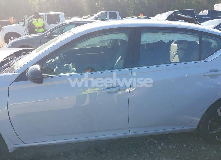 Photo 15 of 2023 Nissan Altima SR FWD (VIN 1N4BL4CV4PN382695)