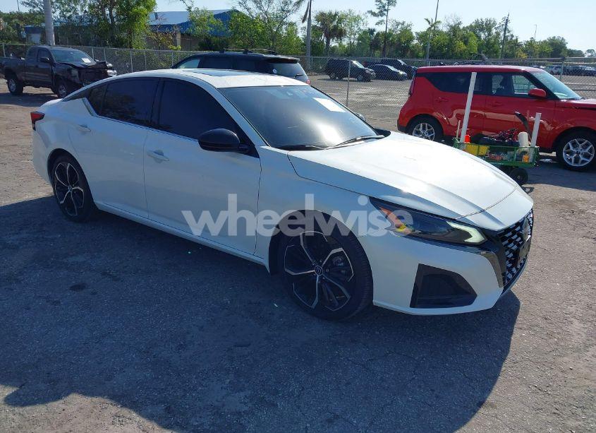 2023 Nissan Altima SR FWD (VIN 1N4BL4CV6PN423635) main photo