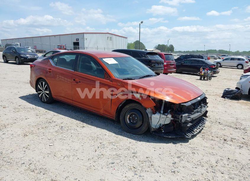 2021 Nissan Altima SR FWD (VIN 1N4BL4CV8MN378645) main photo