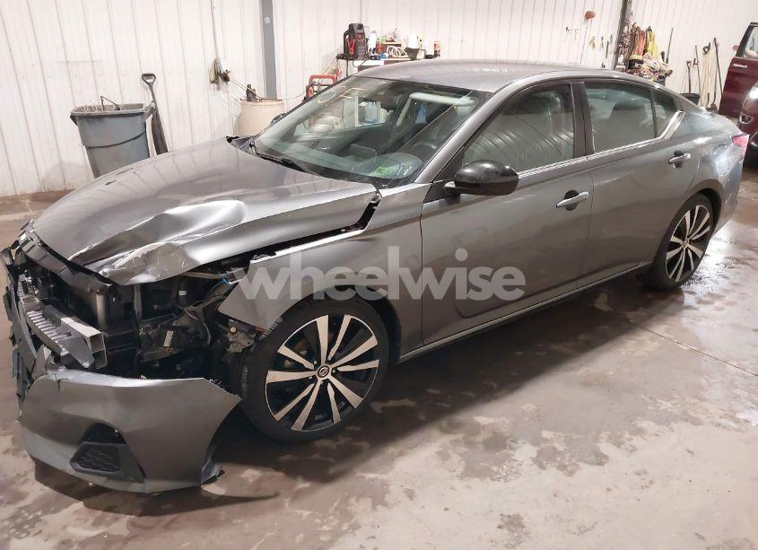 Photo 2 of 2022 Nissan Altima SR FWD (VIN 1N4BL4CV8NN321539)