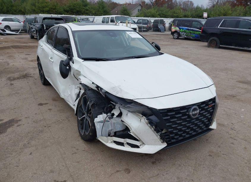 2023 Nissan Altima SR FWD (VIN 1N4BL4CV8PN302623) main photo