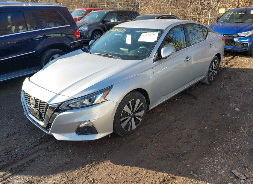 Photo 2 of 2021 Nissan Altima SV FWD (VIN 1N4BL4DV0MN354936)