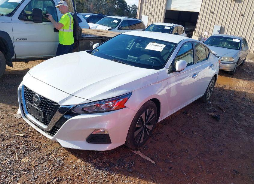 Photo 2 of 2022 Nissan Altima SV FWD (VIN 1N4BL4DV0NN300425)