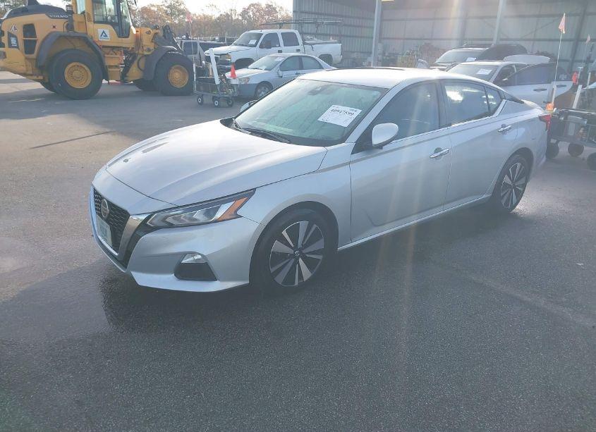 Photo 2 of 2022 Nissan Altima SV FWD (VIN 1N4BL4DV0NN353738)