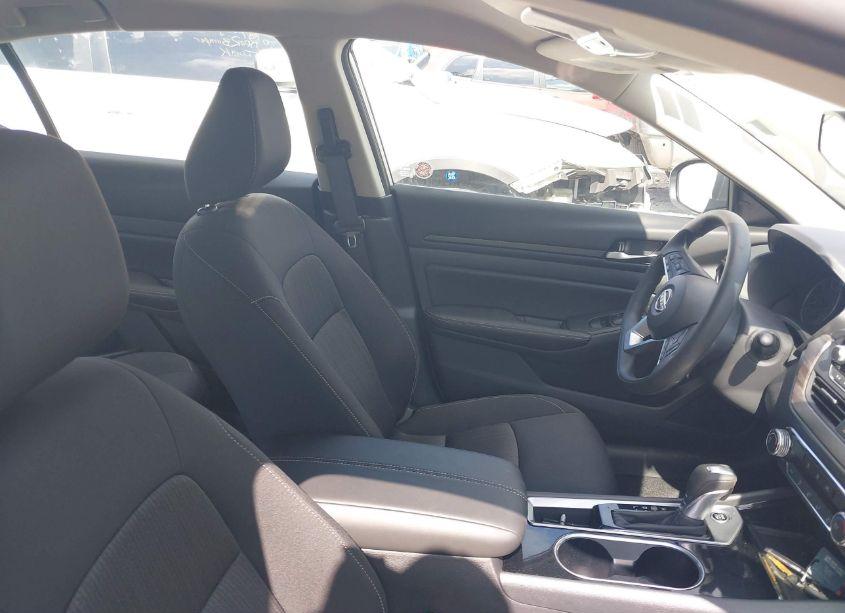 Photo 5 of 2024 Nissan Altima SV FWD (VIN 1N4BL4DV0RN352997)