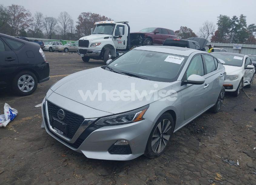 Photo 2 of 2022 Nissan Altima SV FWD (VIN 1N4BL4DV1NN306881)