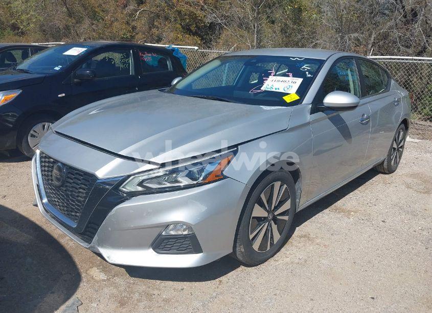 Photo 2 of 2022 Nissan Altima SV FWD (VIN 1N4BL4DV1NN365493)