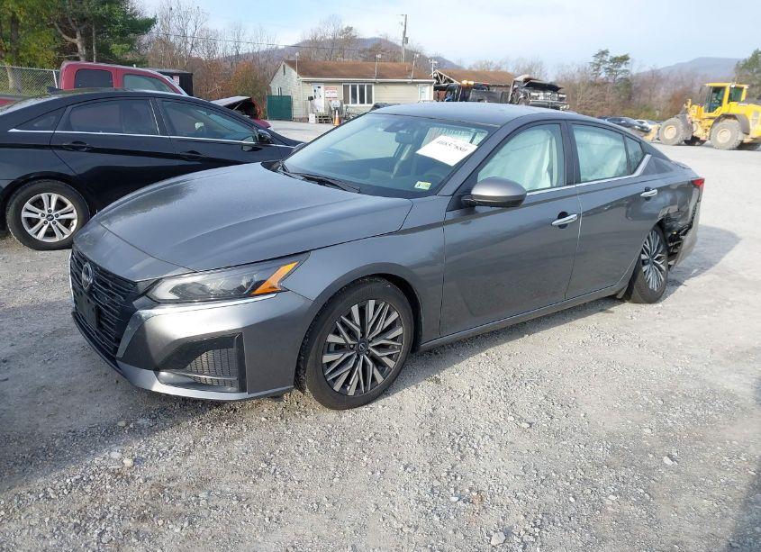 Photo 2 of 2023 Nissan Altima SV FWD (VIN 1N4BL4DV1PN352956)