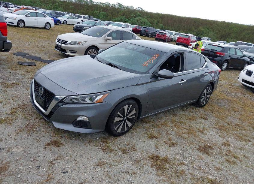 Photo 2 of 2021 Nissan Altima SV FWD (VIN 1N4BL4DV2MN370295)