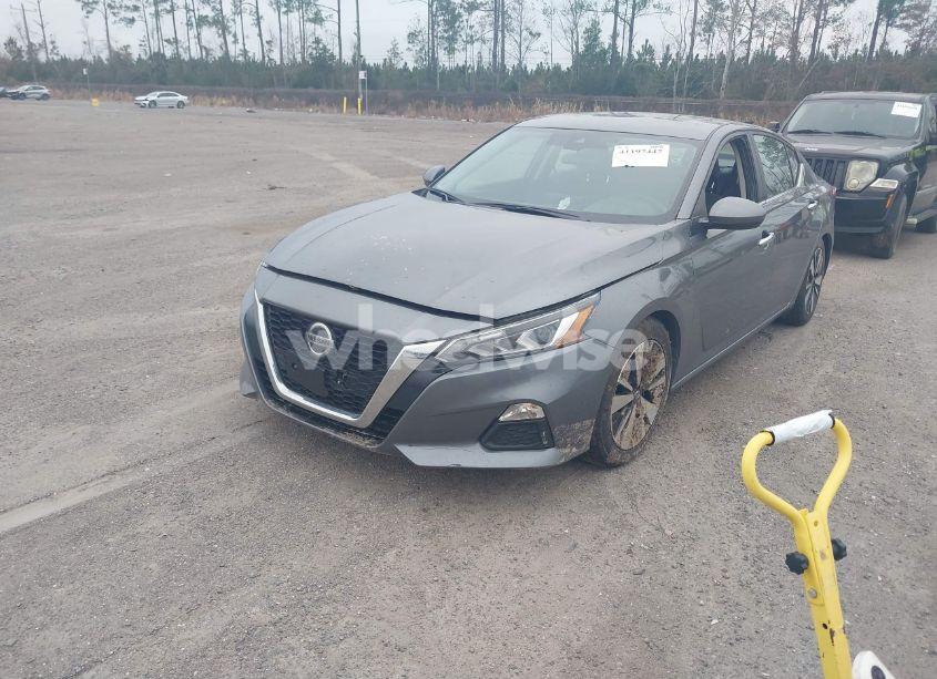 Photo 2 of 2021 Nissan Altima SV FWD (VIN 1N4BL4DV2MN403876)