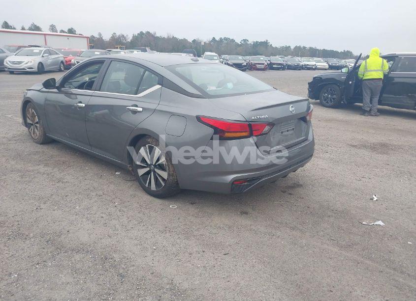 Photo 3 of 2021 Nissan Altima SV FWD (VIN 1N4BL4DV2MN403876)