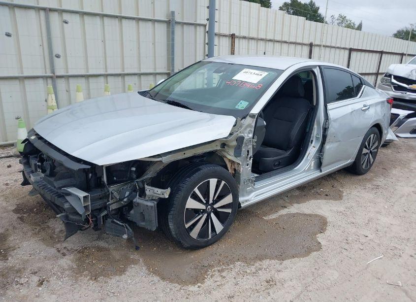 Photo 2 of 2022 Nissan Altima SV FWD (VIN 1N4BL4DV2NN305920)