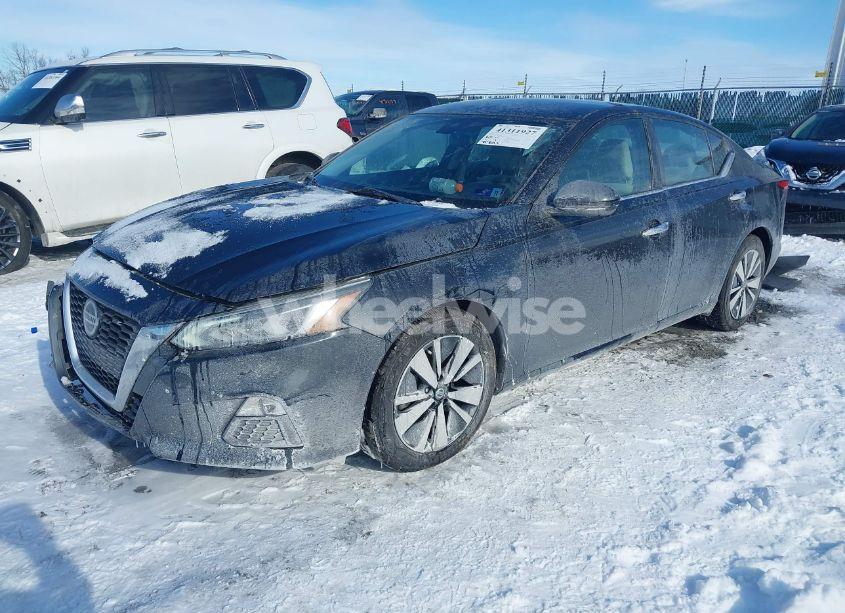 Photo 2 of 2022 Nissan Altima SV FWD (VIN 1N4BL4DV2NN333717)
