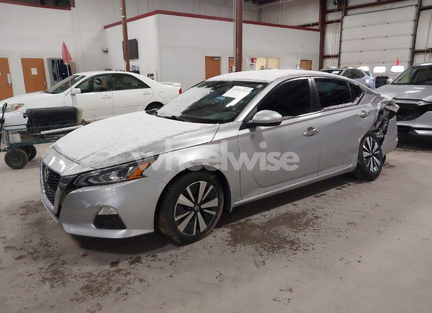 Photo 2 of 2022 Nissan Altima SV FWD (VIN 1N4BL4DV2NN353921)