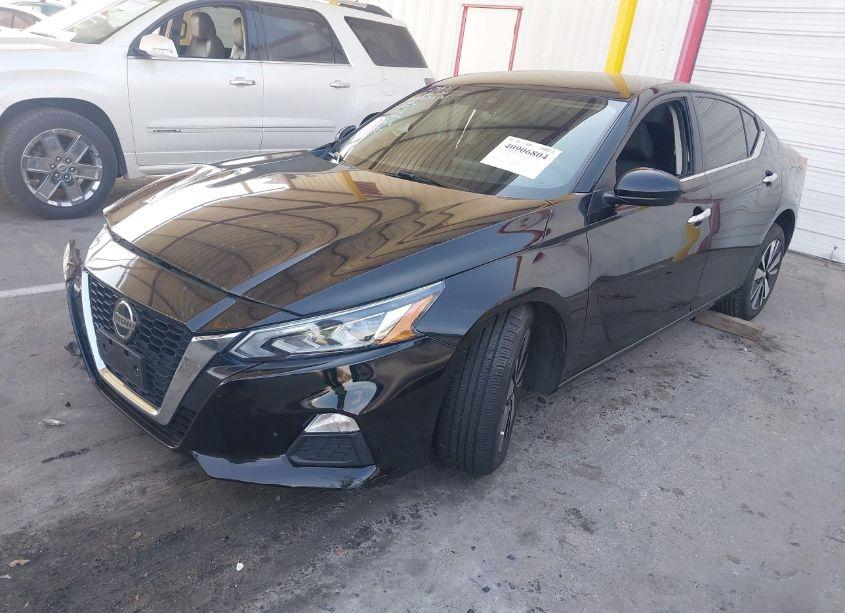 Photo 2 of 2022 Nissan Altima SV FWD (VIN 1N4BL4DV2NN368435)