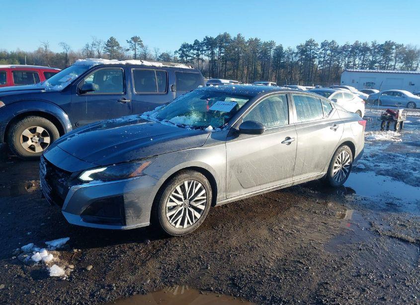 Photo 2 of 2023 Nissan Altima SV FWD (VIN 1N4BL4DV2PN309730)