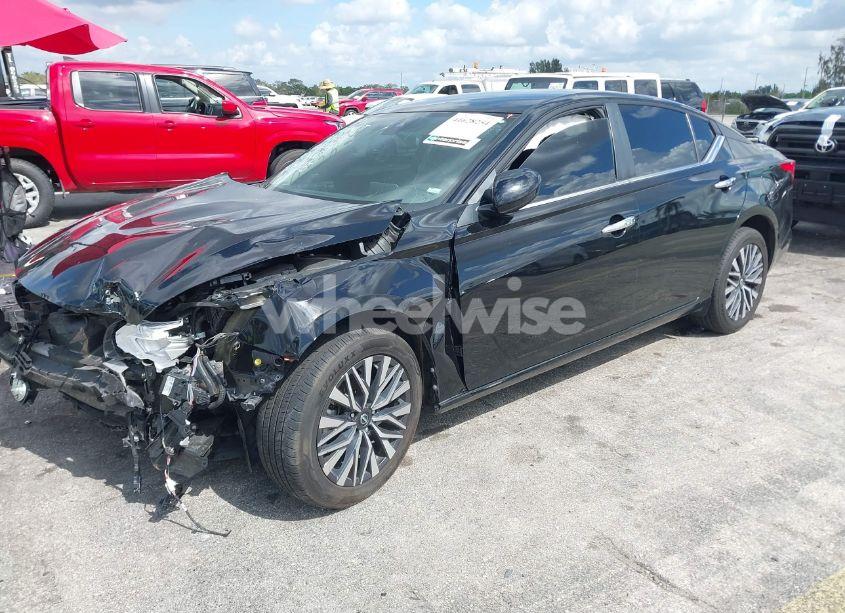 Photo 2 of 2023 Nissan Altima SV FWD (VIN 1N4BL4DV2PN310960)
