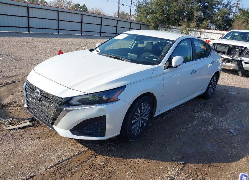 Photo 2 of 2023 Nissan Altima SV FWD (VIN 1N4BL4DV2PN365876)