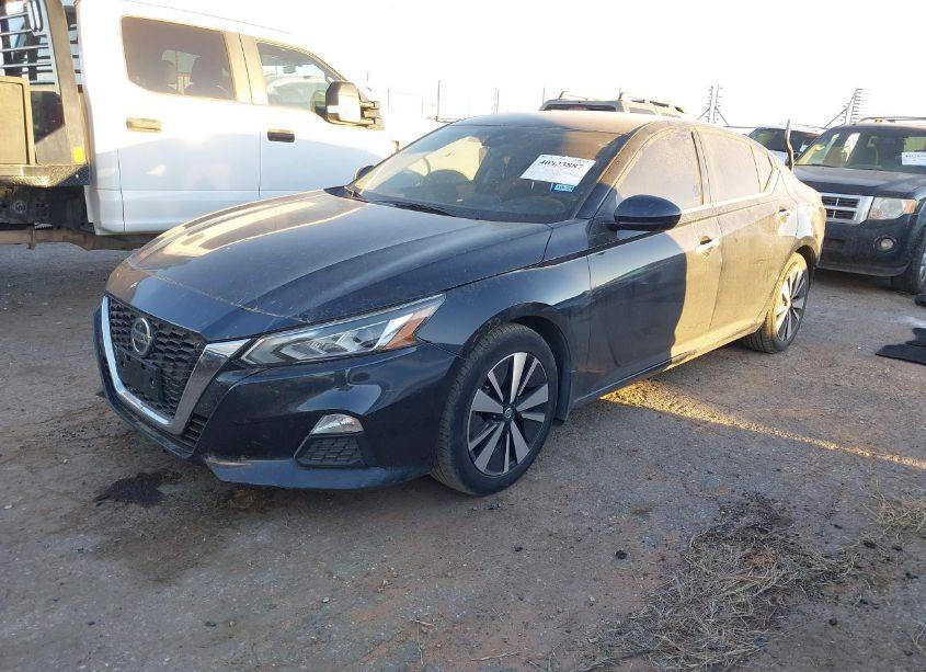 Photo 2 of 2021 Nissan Altima SV FWD (VIN 1N4BL4DV3MN330565)
