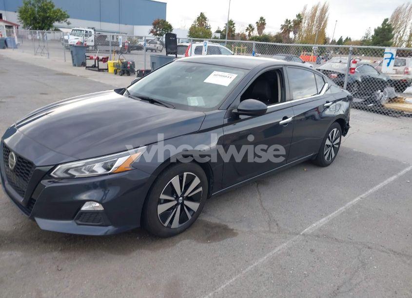 Photo 2 of 2021 Nissan Altima SV FWD (VIN 1N4BL4DV3MN365414)