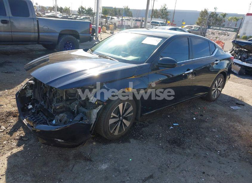 Photo 2 of 2022 Nissan Altima SV FWD (VIN 1N4BL4DV3NN323102)