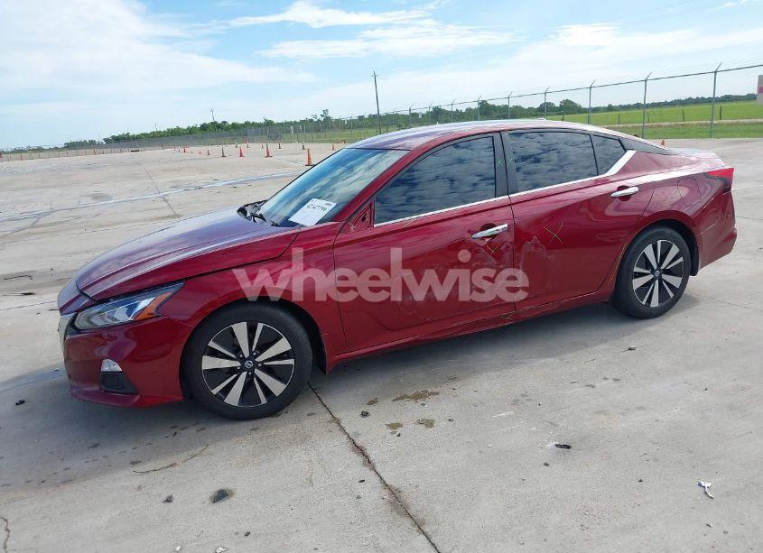 Photo 2 of 2022 Nissan Altima SV FWD (VIN 1N4BL4DV3NN409915)