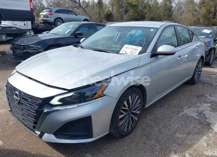 Photo 2 of 2023 Nissan Altima SV FWD (VIN 1N4BL4DV3PN305640)